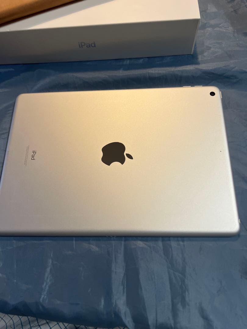 Apple iPad 第９世代　シルバー 本体 箱、充電アダプター付き