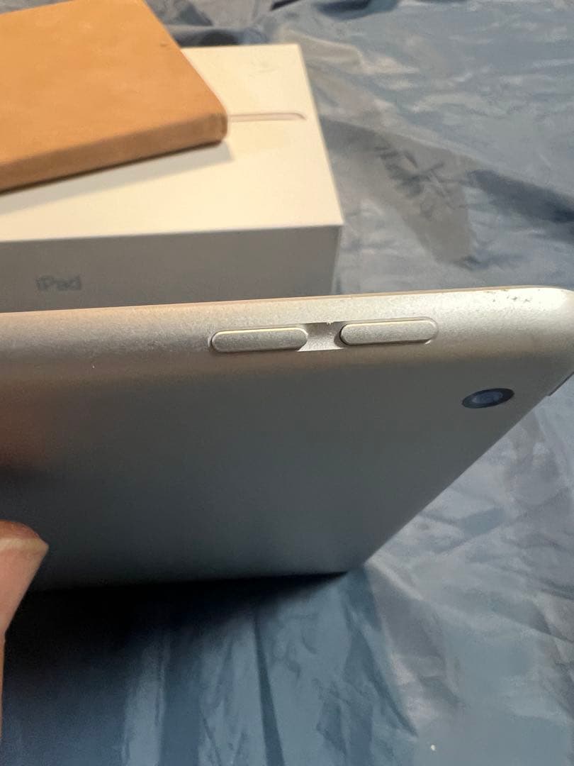 Apple iPad 第９世代　シルバー 本体 箱、充電アダプター付き