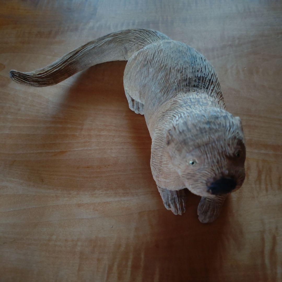 竹内紋子作　「カワウソ」　クスノキに彩色、金箔　木彫