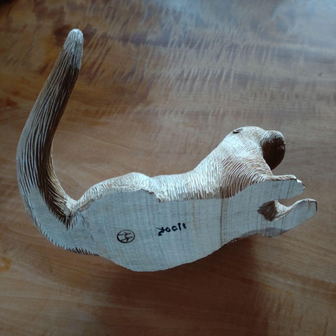 竹内紋子作　「カワウソ」　クスノキに彩色、金箔　木彫