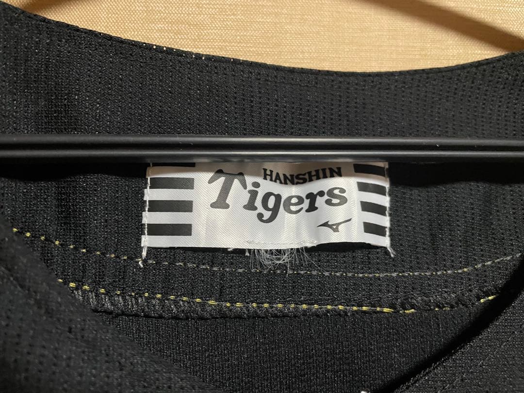 阪神タイガース ユニフォーム 黒 木浪　Oサイズ　おまけのユニフォームもあり。