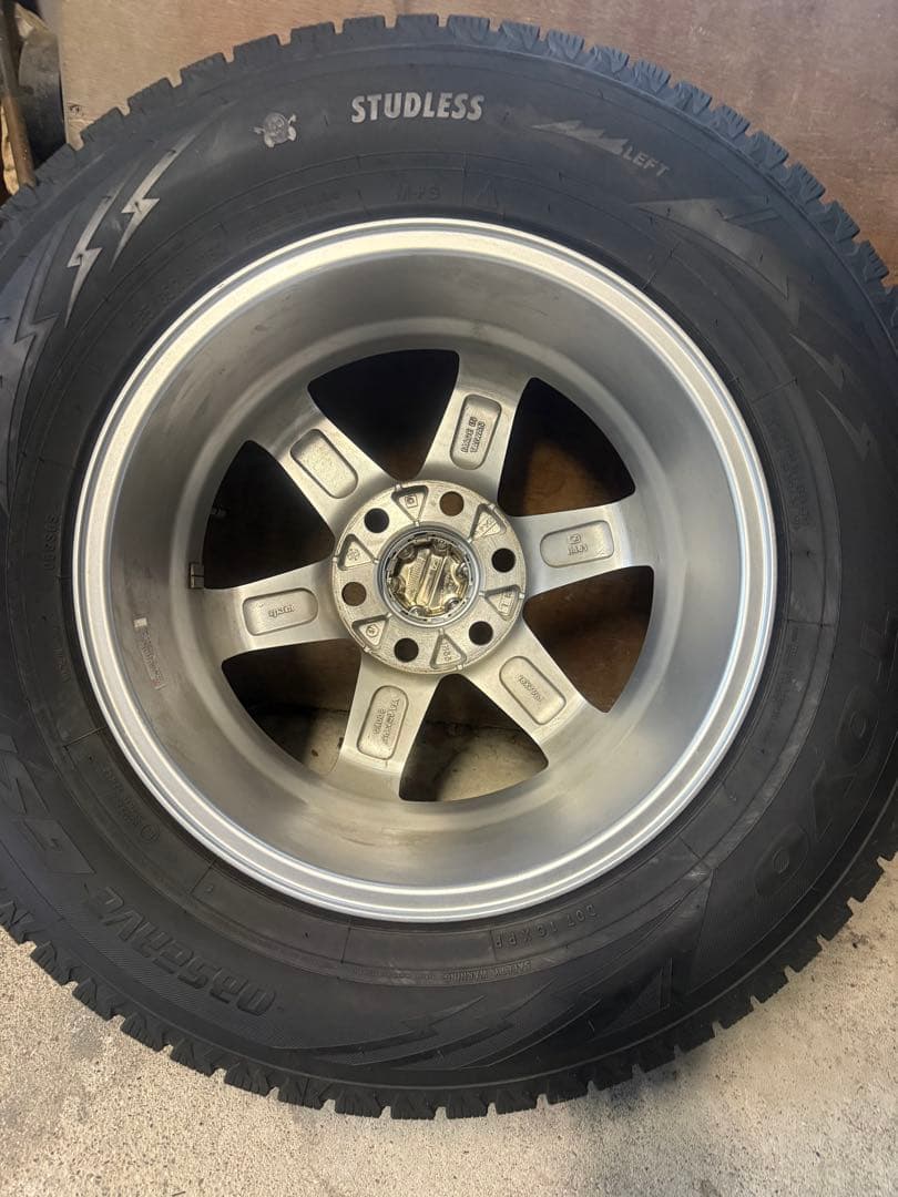 ランドクルーザー スタッドレス 美品 ホイール付き