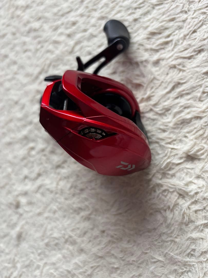 赤いベイトキャスティングリール