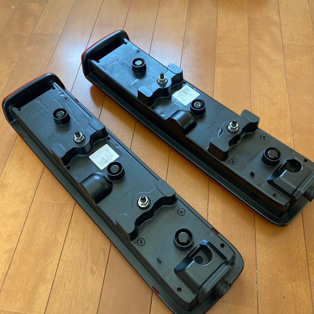 UD純正★ボルボテール 3連用 左右セット★新車外し 美品