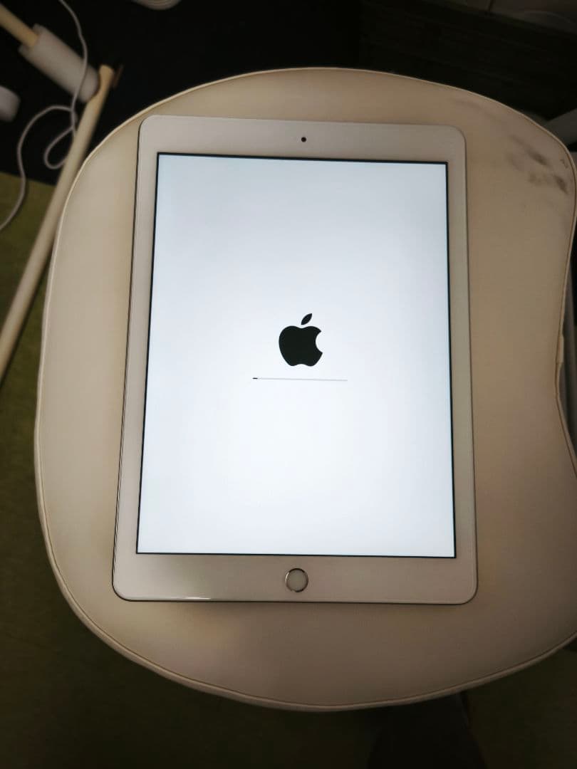 【美品】iPad 第6世代 128GB Wi-Fiモデル カバー付