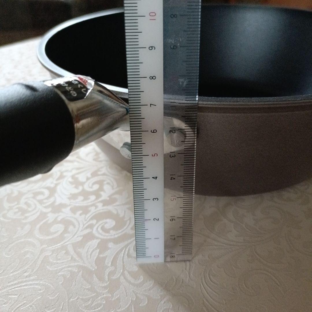 Tupperware 深型の匠フライパン 22cm、蓋付き 黒