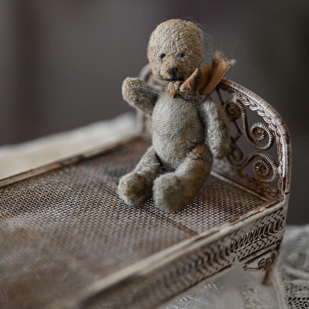 フランスアンティーク　小さなテディベアとベッド