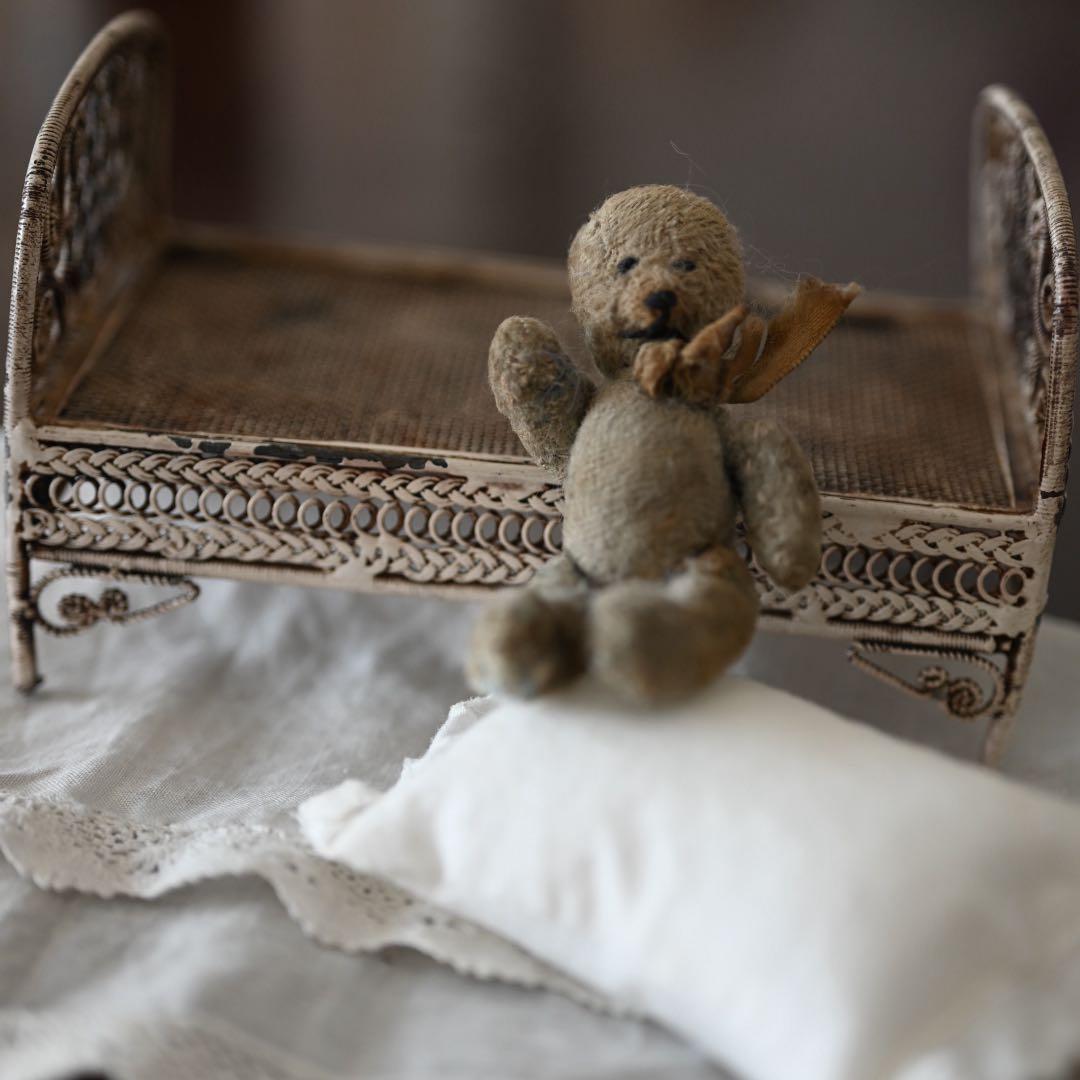 フランスアンティーク　小さなテディベアとベッド
