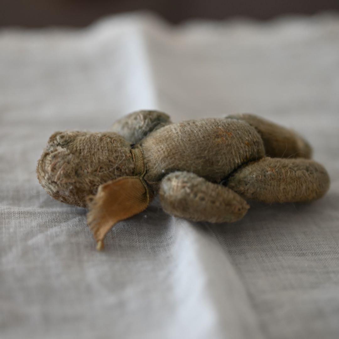 フランスアンティーク　小さなテディベアとベッド