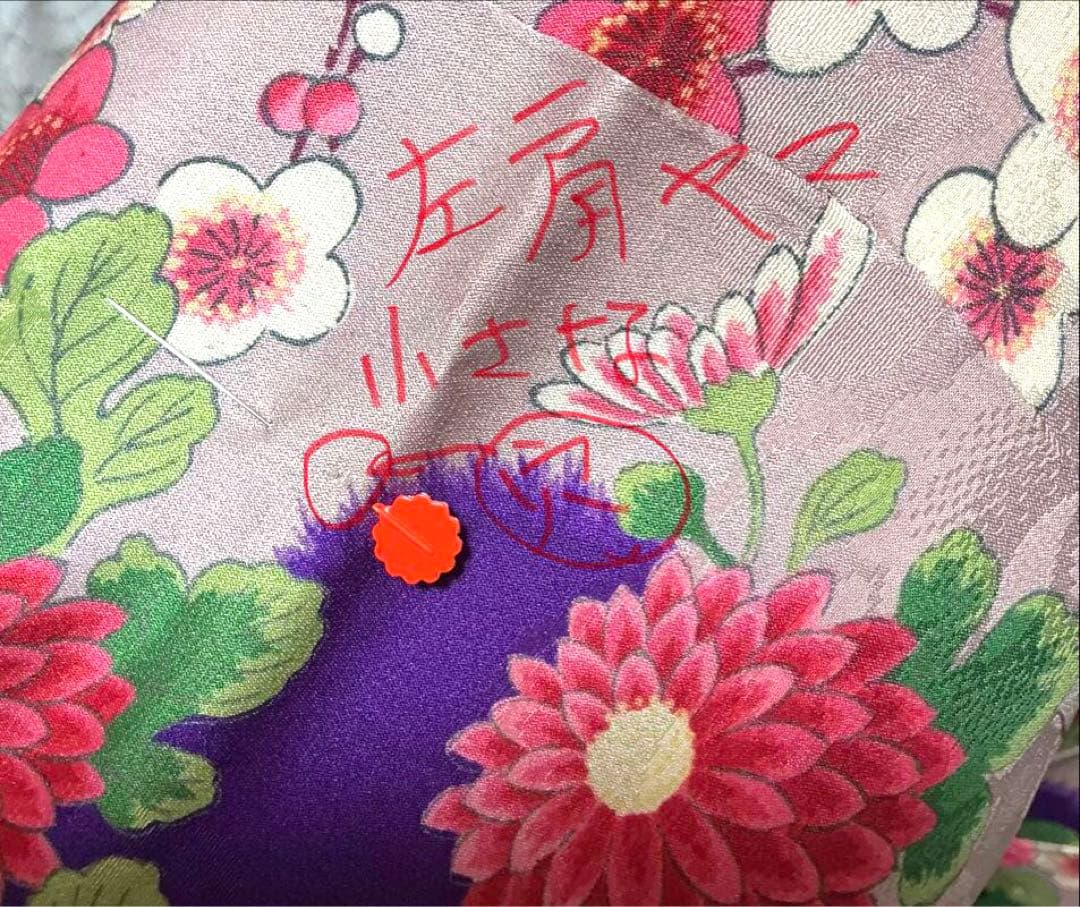 【アンティーク】着物　正絹　可愛い梅・椿・菊などの花柄　少々ダメージあり