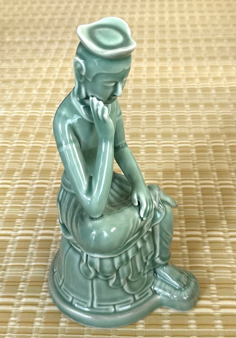 美しい高麗青磁の弥勒菩薩像