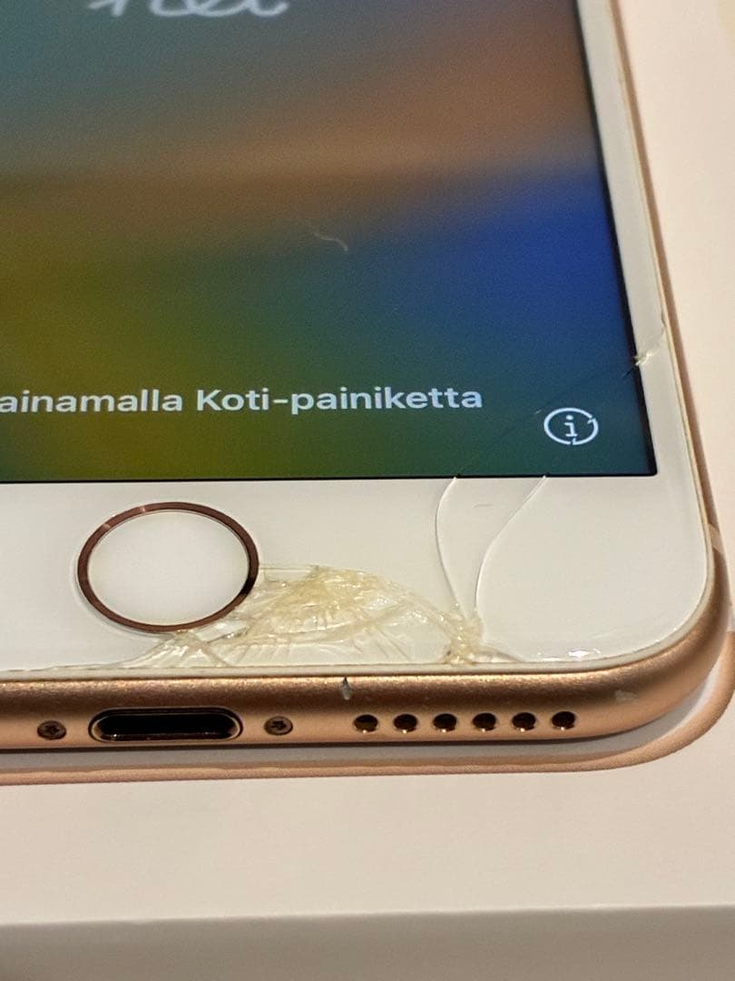 iPhone8 64GBゴールド 、画面、背面にひびあり
