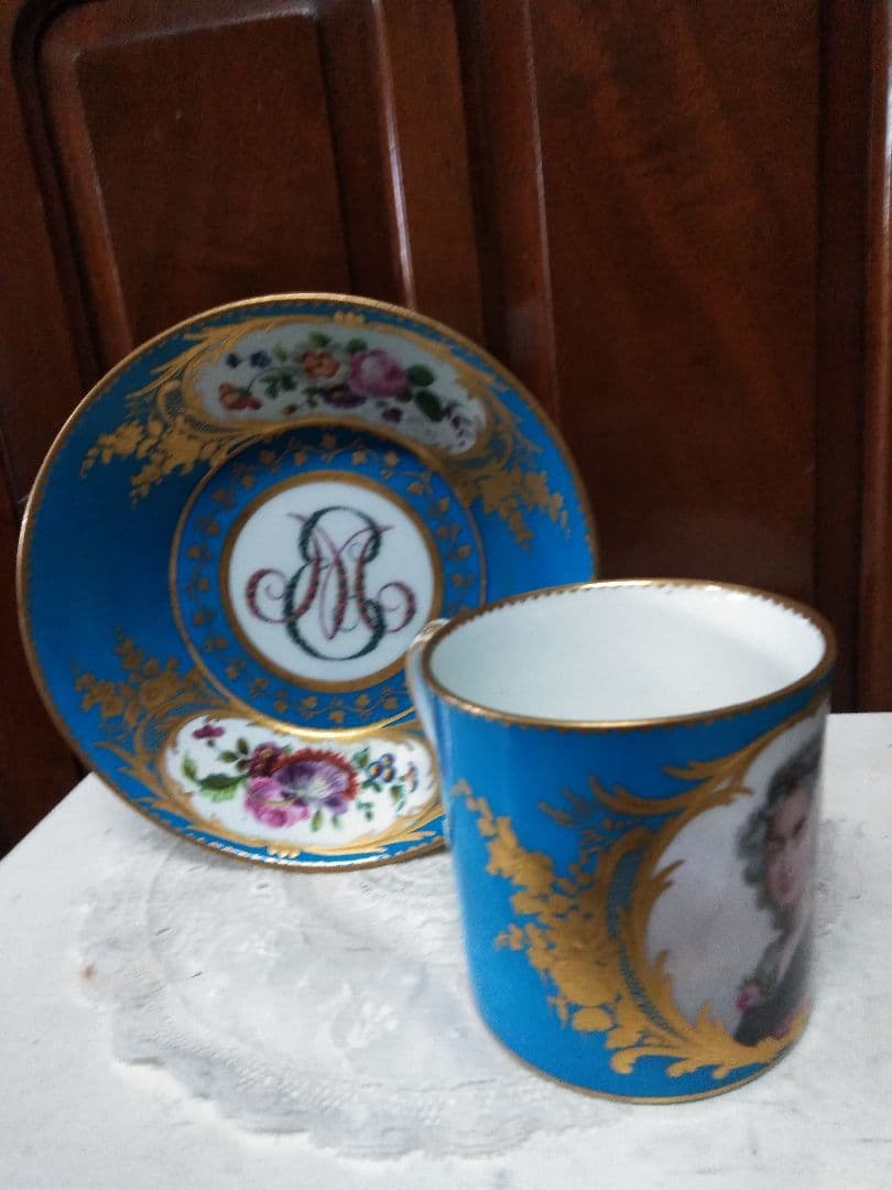 アンティーク　貴族の肖像画のカップ、ソーサー1客