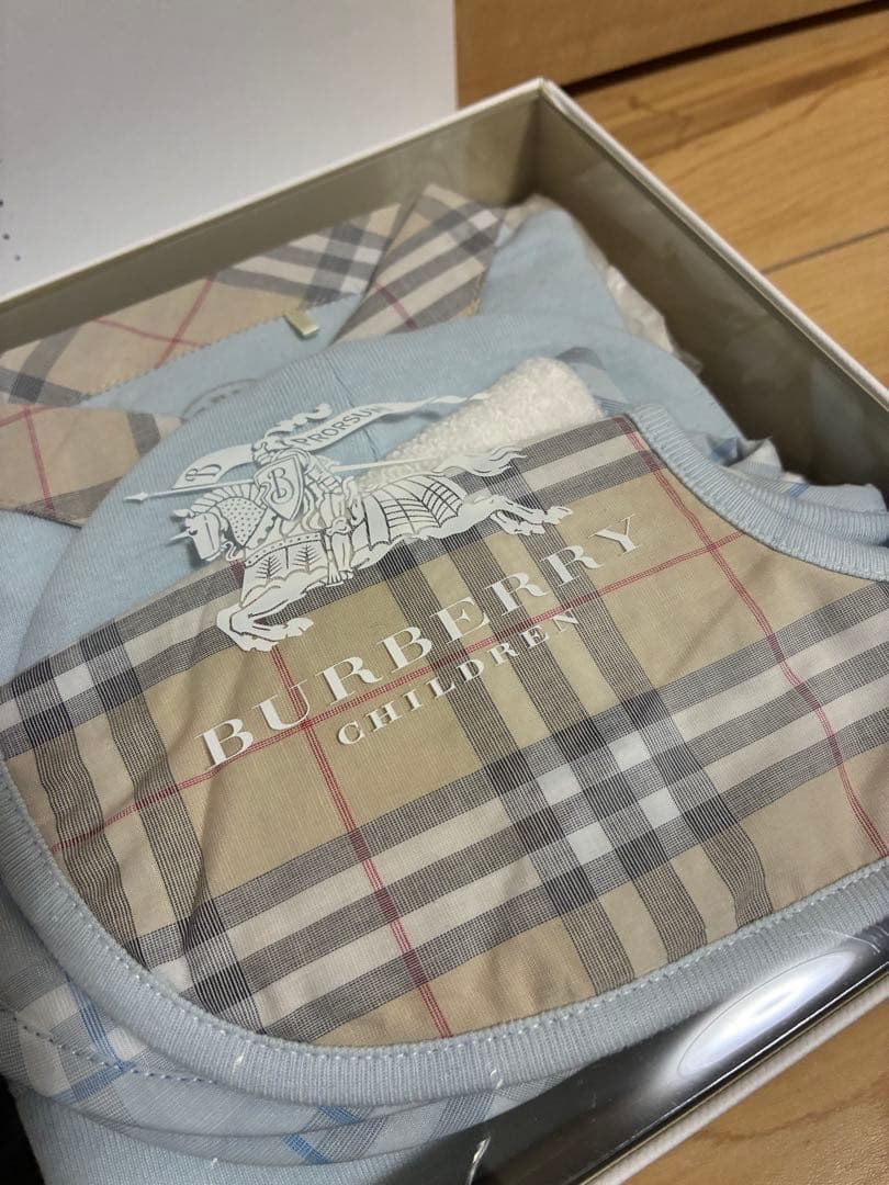 【値下交渉可】BURBERRY 水色ロンパース・ビブ・帽子セット 出産祝い