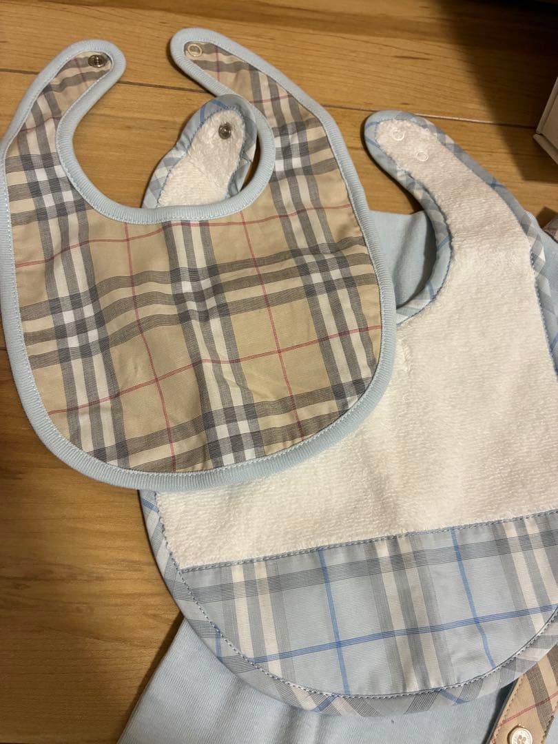 【値下交渉可】BURBERRY 水色ロンパース・ビブ・帽子セット 出産祝い