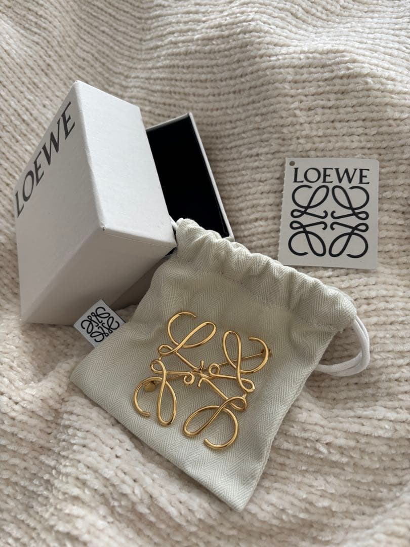 LOEWE ゴールドメタルブローチ