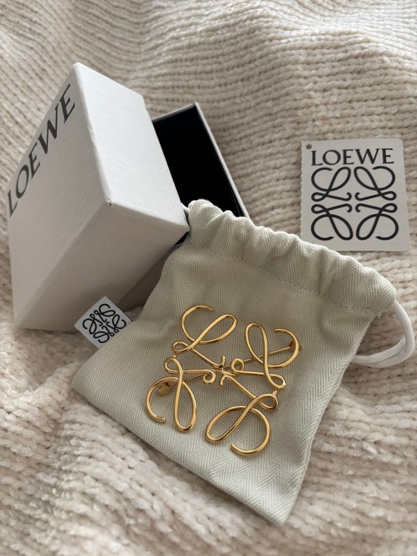 LOEWE ゴールドメタルブローチ