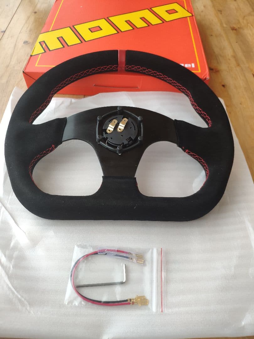 新品・未使用・MOMO Dタイプ スエード革ステアリング レーシング