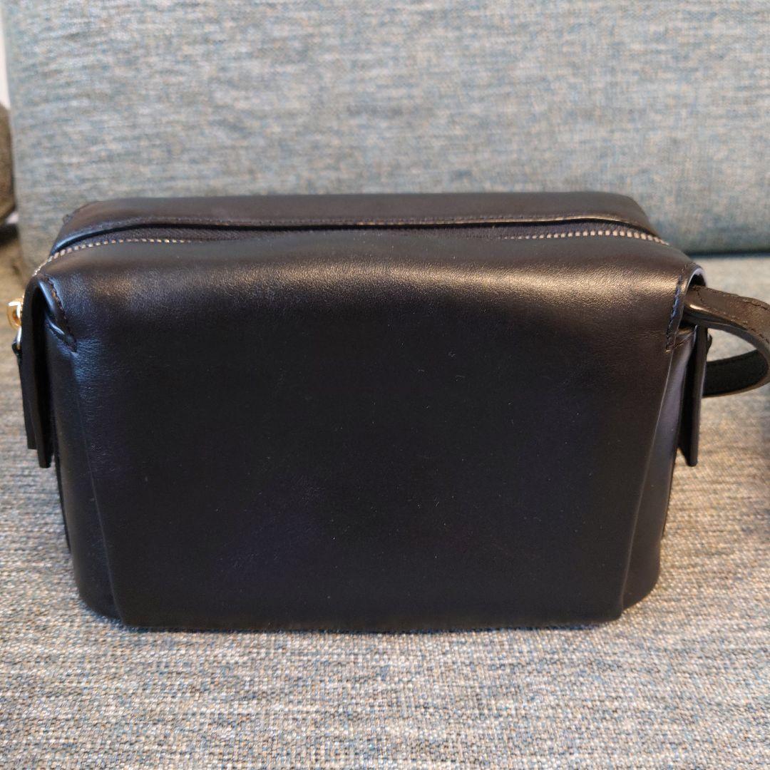 WANT LES ESSENTIELS ブラックレザーショルダーバッグ