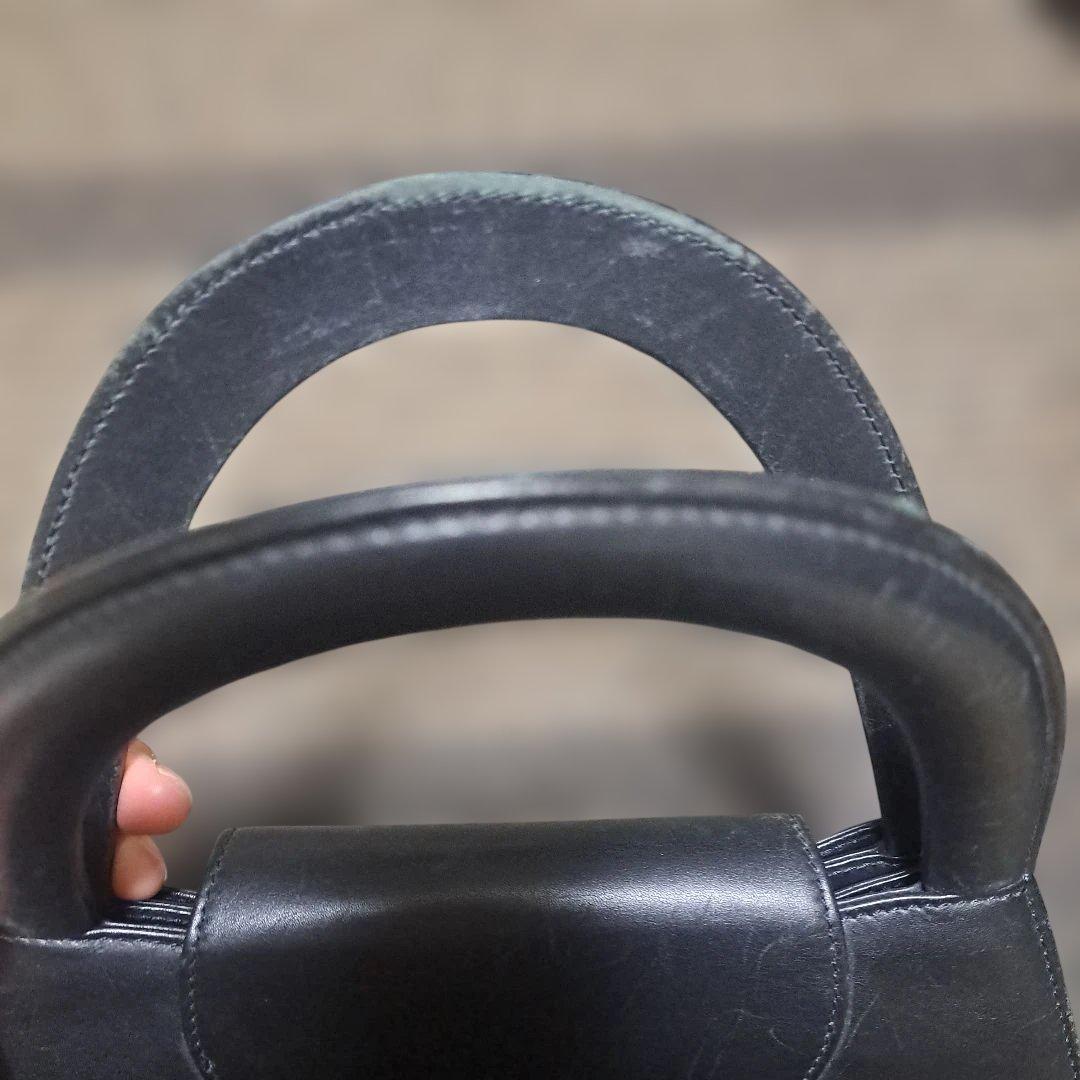 Cartier　黒のハンドバッグ 金色リング付き