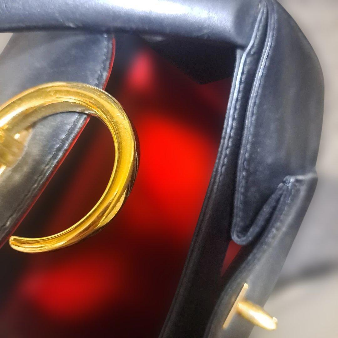 Cartier　黒のハンドバッグ 金色リング付き