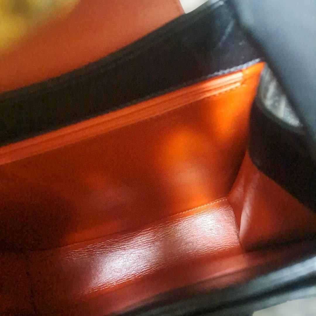 Cartier　黒のハンドバッグ 金色リング付き