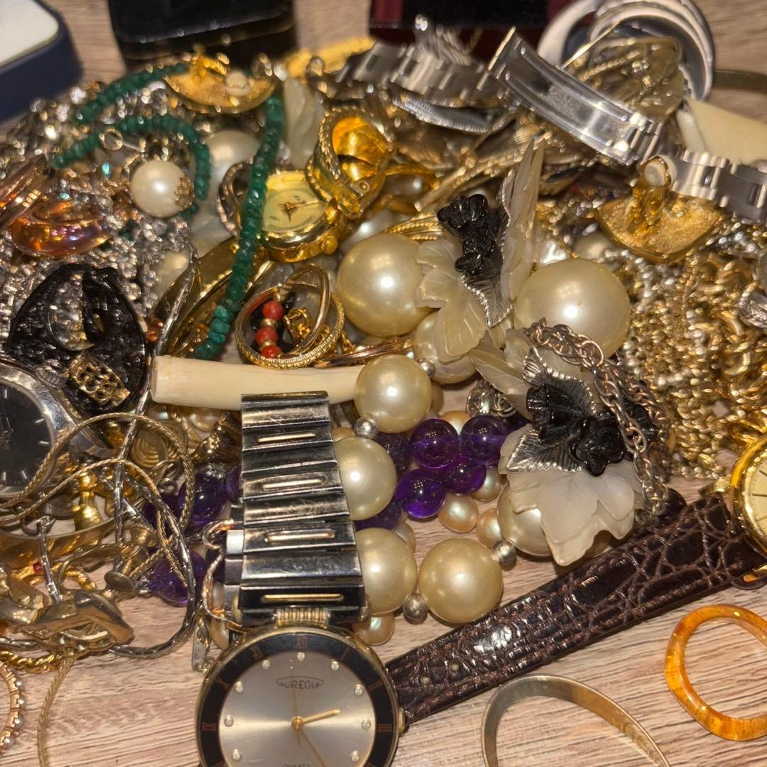 遺品整理 大量アクセサリー 時計 まとめ売り刻印未検品　写真上部３つのみ刻印有り