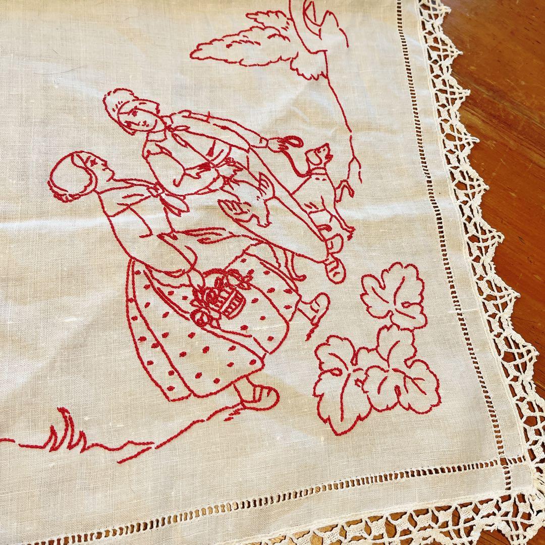 赤い刺繍が可愛いテーブルクロス