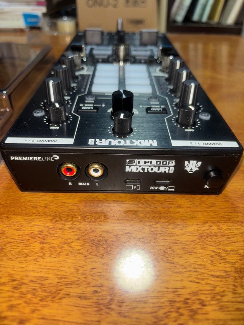 Reloop Mixtour Pro & DECKSAVER+20W充電器