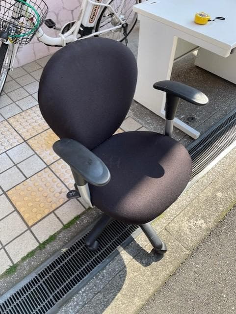 黒のファブリックデスクチェア