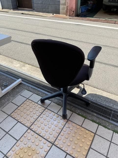 黒のファブリックデスクチェア