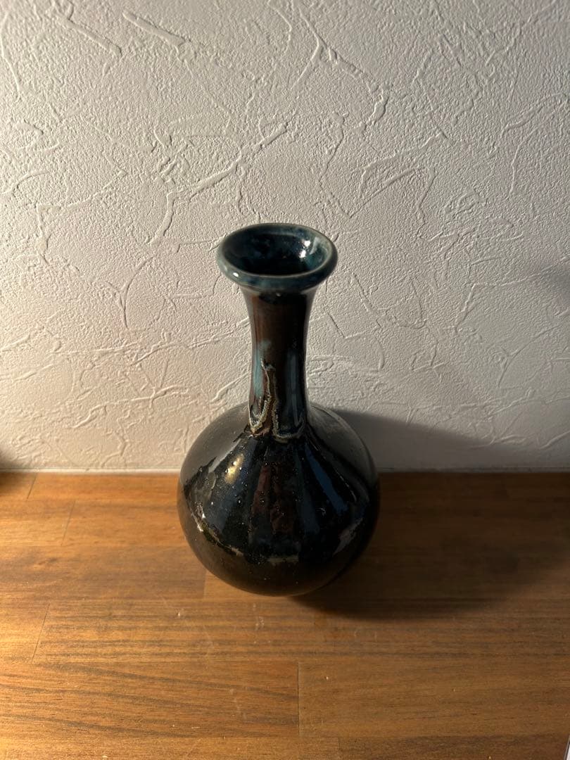 黒色 陶器製 花瓶 細長い