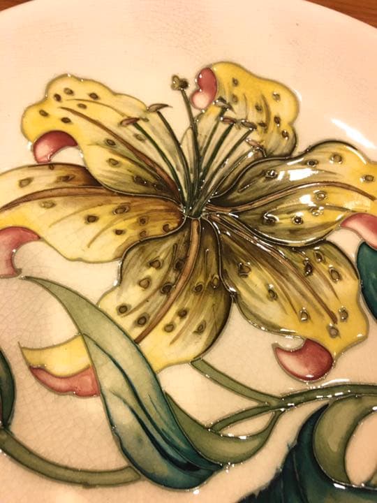 英国価値8万円程度アンティーク超希少英国女王が愛したMoorcroftサイン皿