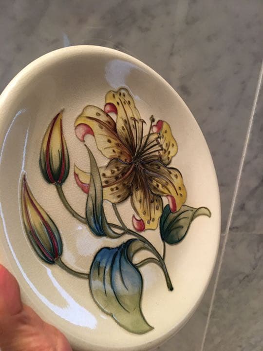 英国価値8万円程度アンティーク超希少英国女王が愛したMoorcroftサイン皿