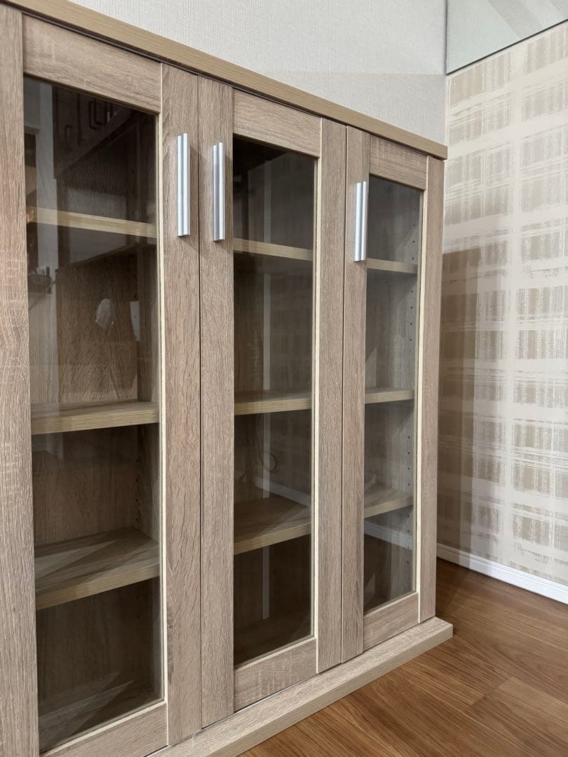 北欧ナチュラルなガラス扉キャビネット✨スリムでお洒落、新品売り切れ中の人気商品！