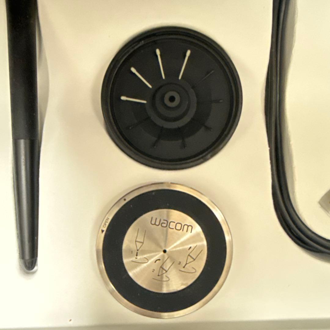 Wacom Intuos Pro ペンタブレット本体 PTH-660