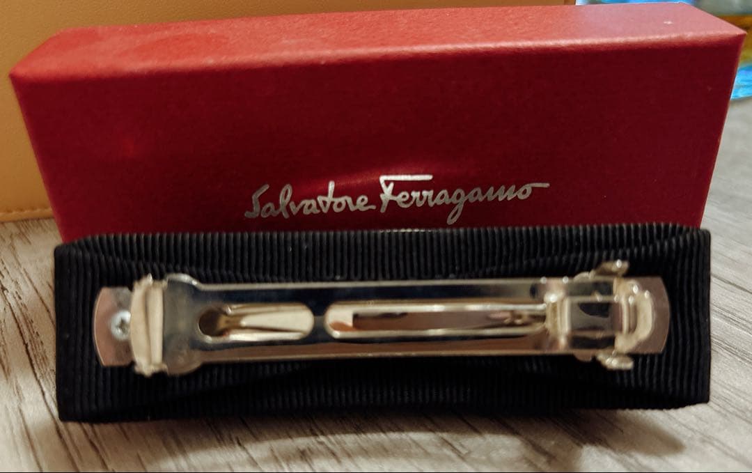 Salvatore Ferragamo クリスタルヘアバレッタ