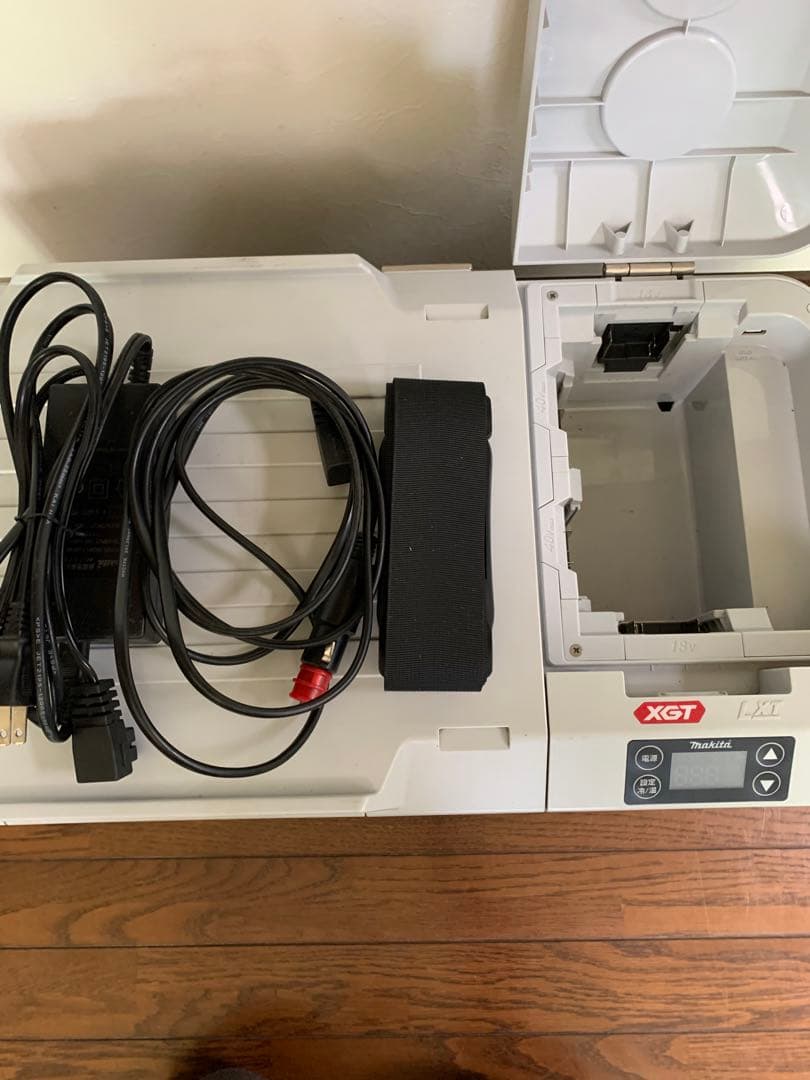 現行品　美品CW001GZO 40V/18V マキタ冷温庫　　　人気色のオリーブ