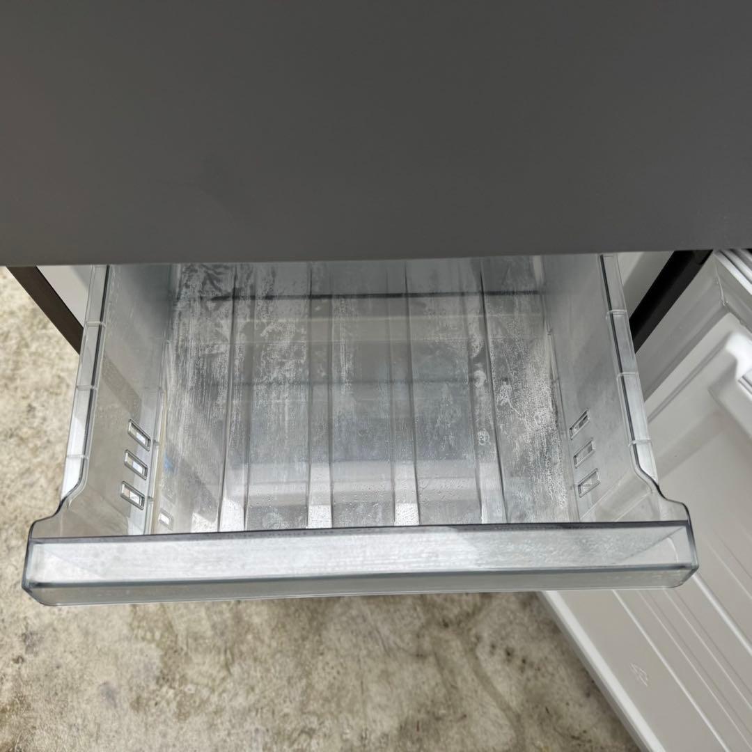 85⭐️2024年製美品★ハイアール　冷蔵庫　スリム　2ドア　マット　一人暮らし