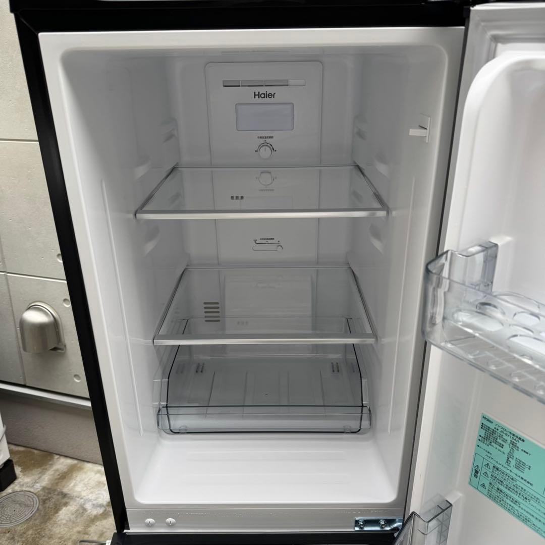 85⭐️2024年製美品★ハイアール　冷蔵庫　スリム　2ドア　マット　一人暮らし