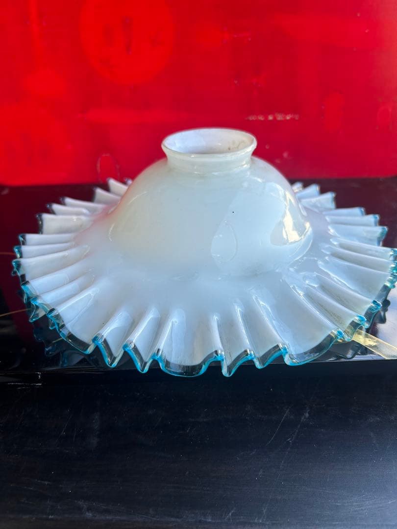 古い電笠乳白いフリルデザインのガラス製装飾品