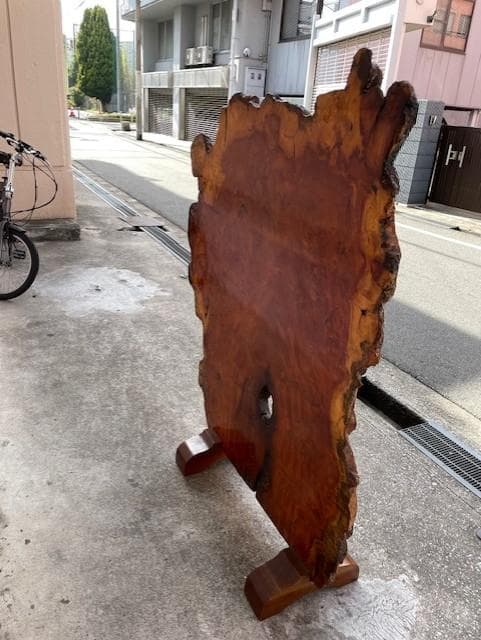 自然木の赤褐色家具