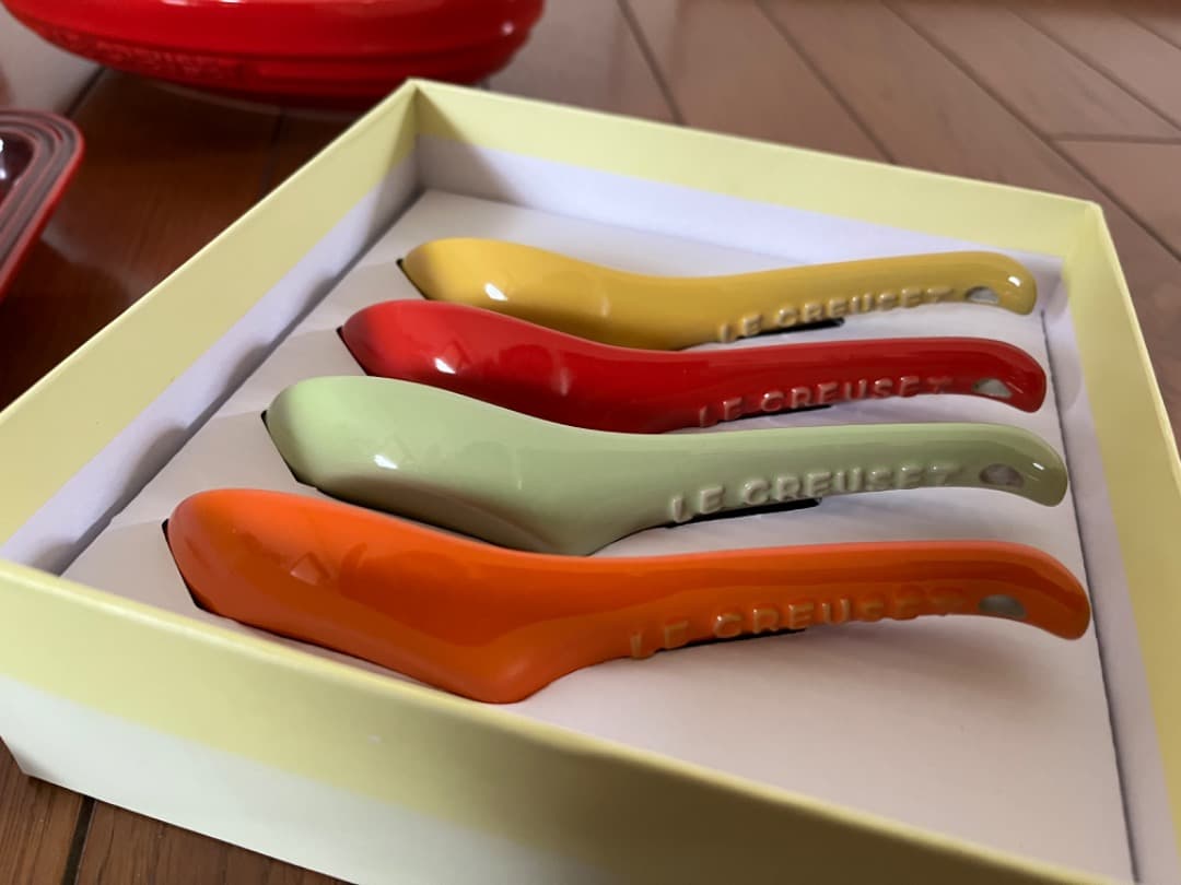 ルクルーゼのチェリーレッドセット　オーバルディッシュ　ソルト＆ペッパー