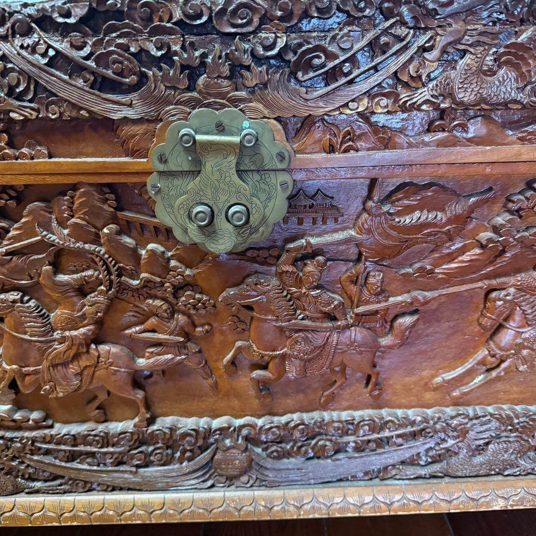 中国美術　アンティーク　木彫り衣装箱　家具　李朝　買取品　ディスプレー