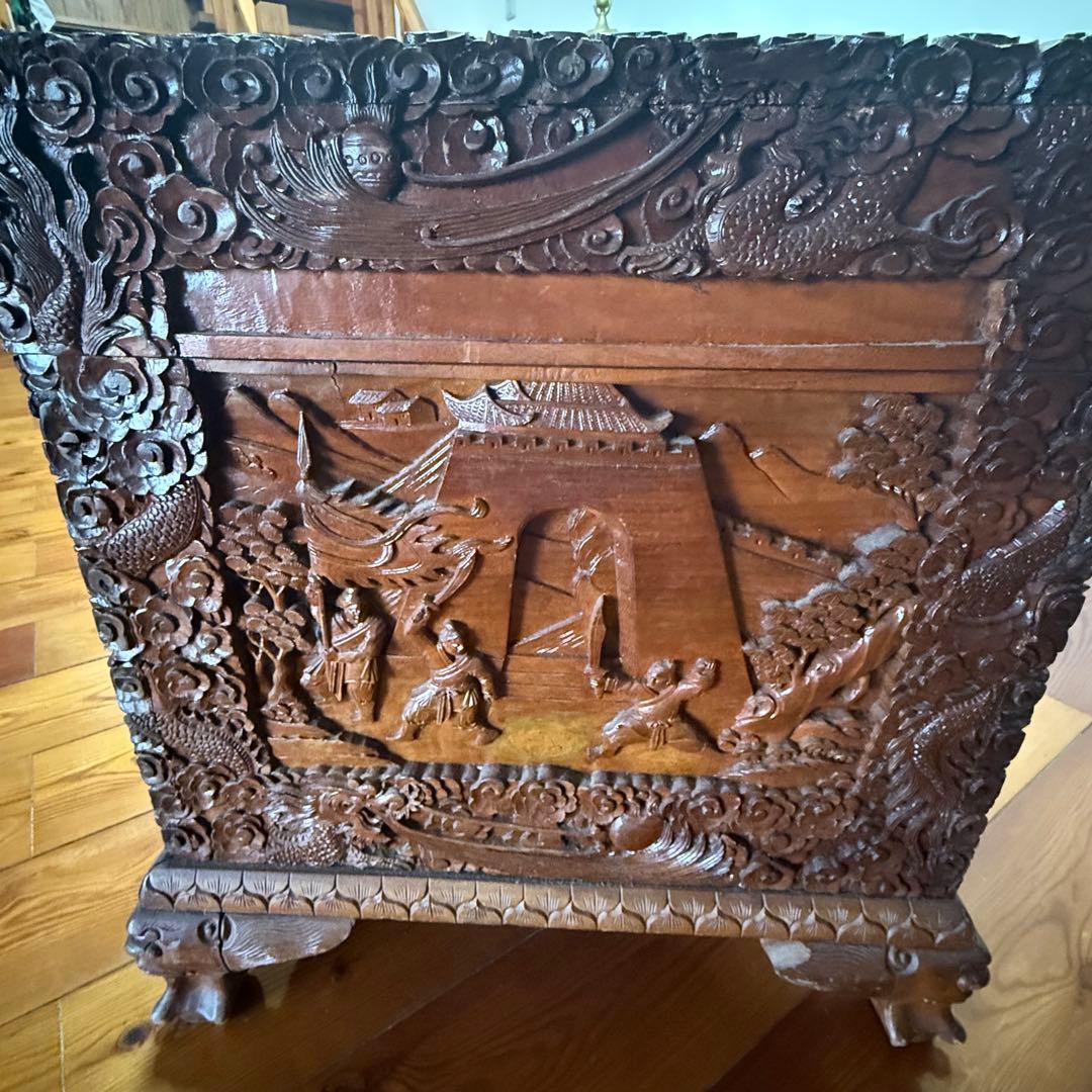 中国美術　アンティーク　木彫り衣装箱　家具　李朝　買取品　ディスプレー