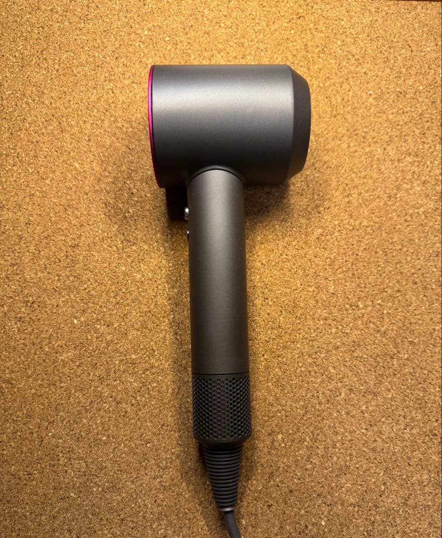 特徴的デザイン ヘアドライヤー