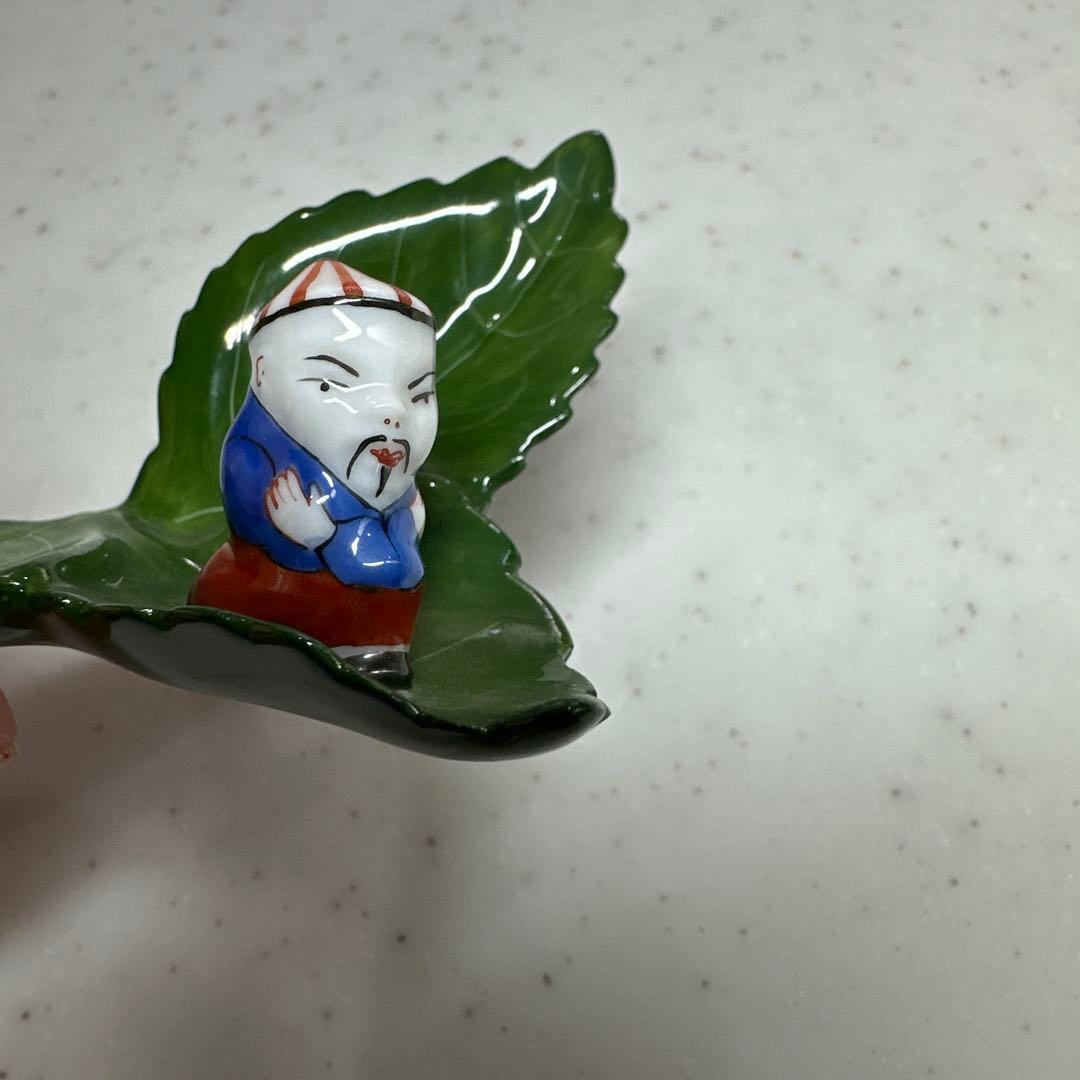 葉っぱ型の陶器皿と人形