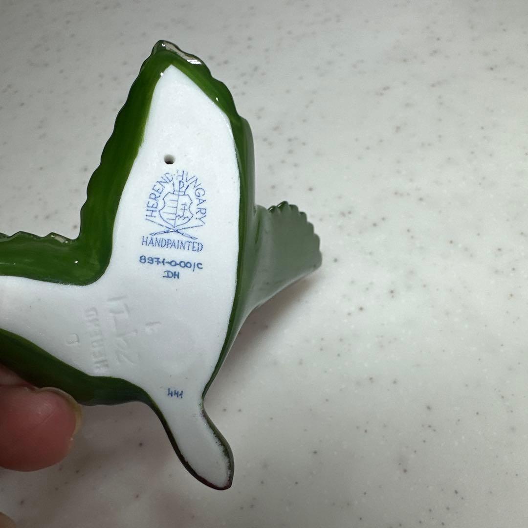 葉っぱ型の陶器皿と人形