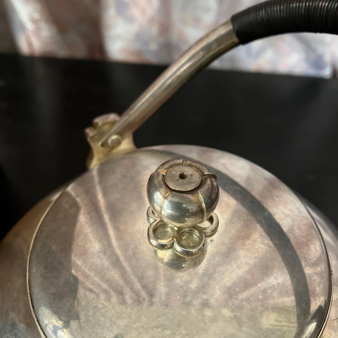 明治の金工師「中川九世浄益」作「南鐐（なんりょう）」純銀湯沸　重さ４８３㌘