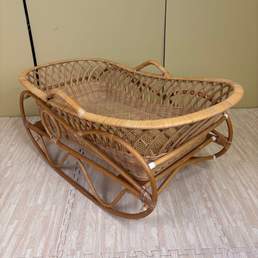 籐のベビーベッド　ゆりかご　キャスタースタンド付　アンティーク